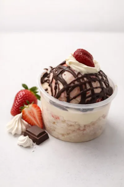 Bombon de chantillí con frutillas